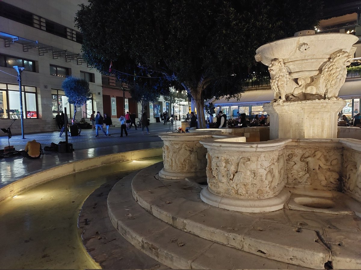 At the end of the street, they take a sharp left at the famous Morosini Fountain...

#HussarStunt #OTD #Anniversary #History #WW2 #SecondWorldWar #Greece #Crete #SOE #SecretWar #PatrickLeighFermor
#WilliamStanleyMoss #IllMetByMoonlight #WalkTheGround @almurray
@James1940…