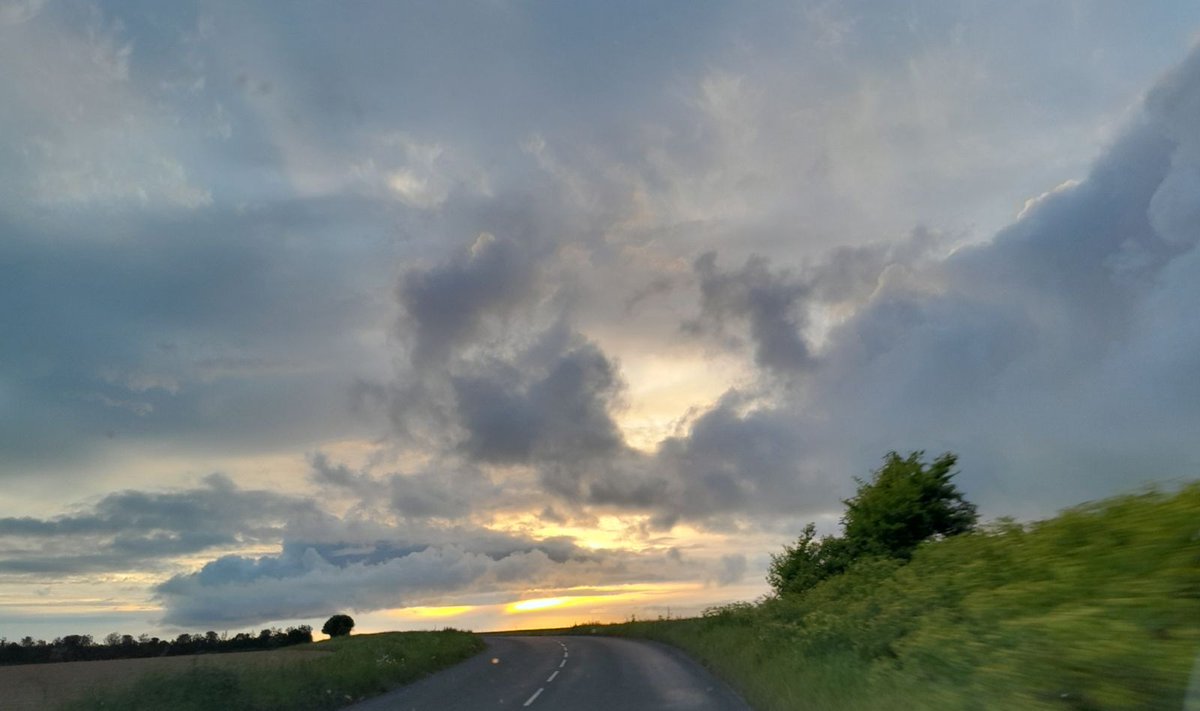 laurent27100's tweet photo. De retour de balade en passant par la commune de #Saint-#Xandre département de la #Charente-#Maritime avec un beau ciel et un ciel couchant belle soirée à tous. https://t.co/wNEGdNAUge