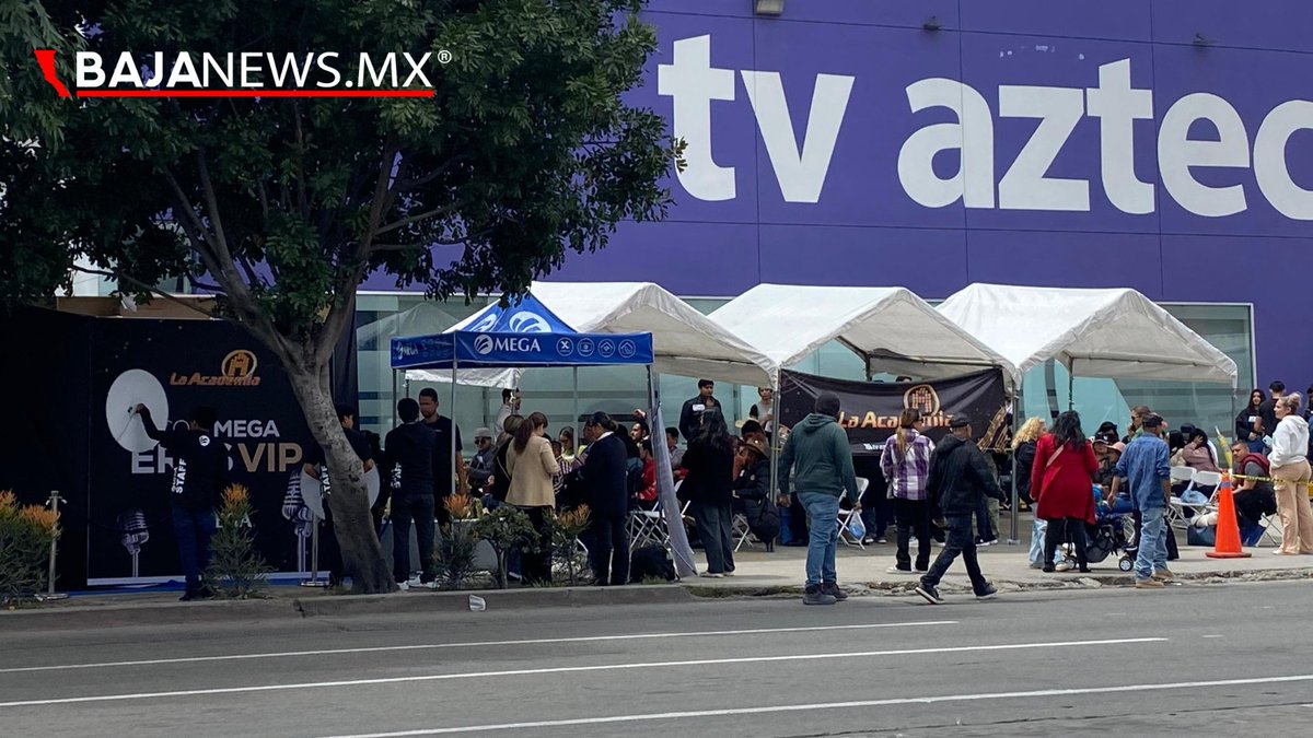 #ENTERATE | Jóvenes y adultos se reúnen en las afueras de un conocido canal de televisión a nivel nacional para participar en el conocido programa “La Academia”. #BajaNewsInforma