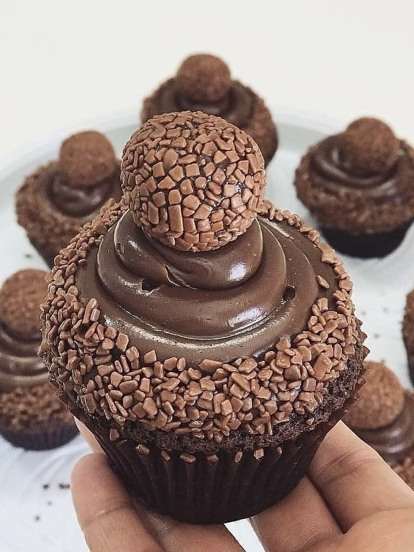 chocolate brigadeiro cupcake