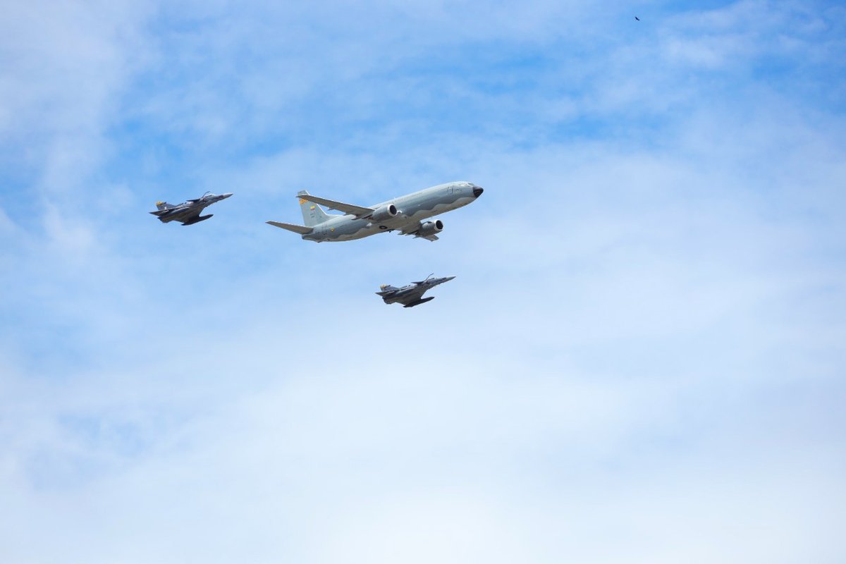 Este inmenso cielo azul nos inspira para comenzar un nuevo día volando con integridad, honor, valor, compromiso y seguridad, #SiempreFirmes defendiendo nuestra soberanía nacional.