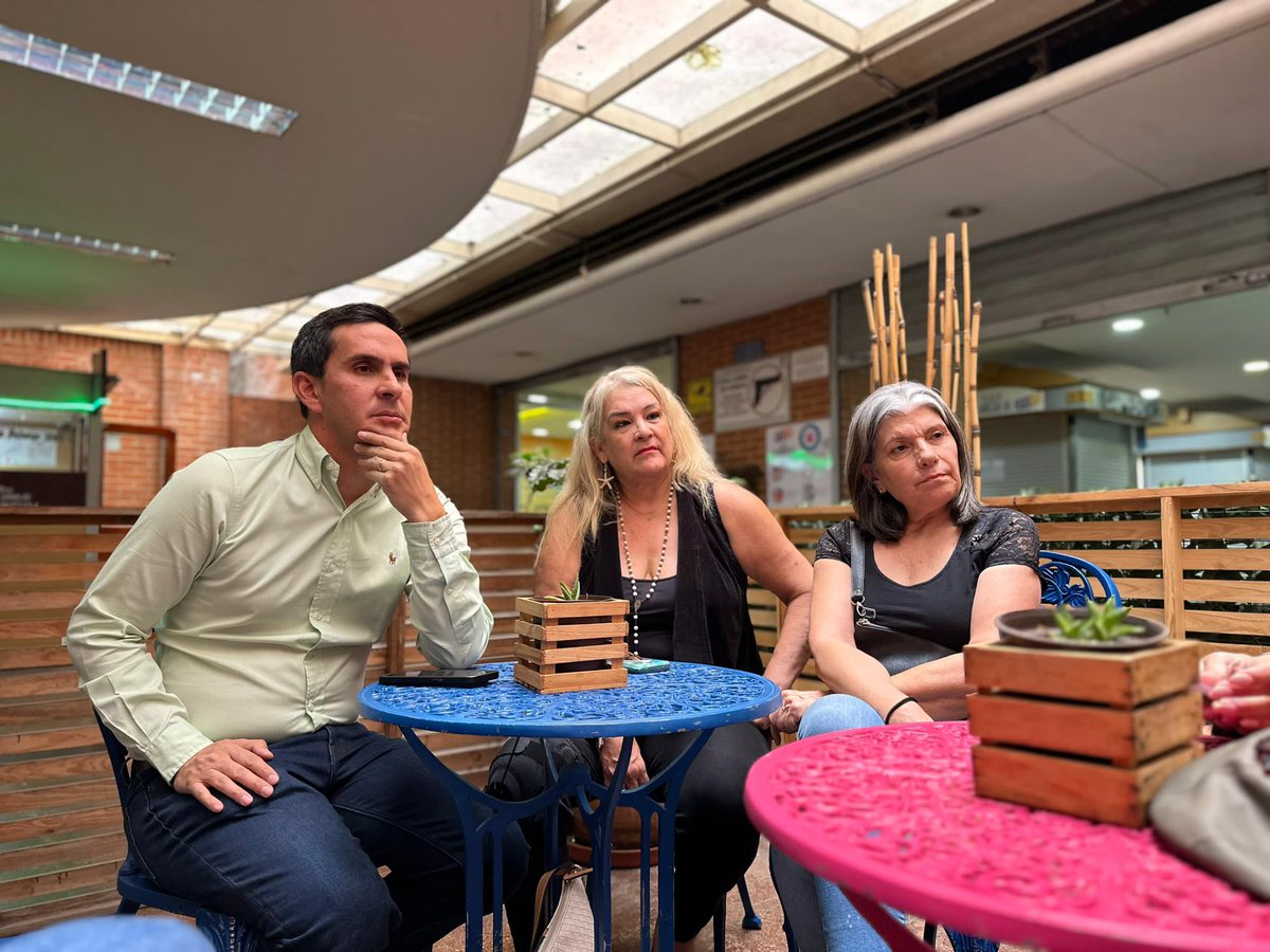 luisaguilarj's tweet photo. ¡Lo más importante siempre será escucharlos! 

Hace un rato sostuve una reunión con distintas vecinas de Boulevard de El Cafetal, quienes me expusieron varios temas de la zona. 

Nosotros como siempre haremos lo posible en canalizar cada solicitud. https://t.co/0DVN29n0fo
