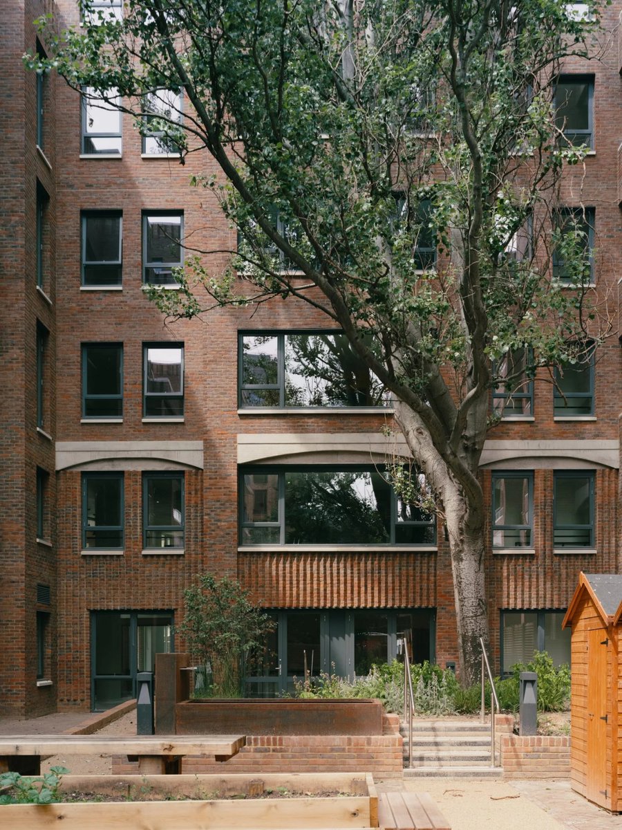 London studio @MaeArchitects has created Harriet Hardy House in Southwark, a block of 119 social homes complete with a community centre and cafe. dezeen.com/2024/04/26/har…