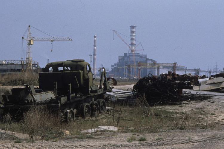 О Чернобыле известно далеко не всё, отдельные ужасы иногда прорывались в воспоминаниях ликвидаторов. В «Чернобыльской тетради» Григория Медведева рассказано, как в мае 1986 года прямо у стен ЧАЭС раздетые по пояс солдатики собирали обломки графита — голыми руками в жестяные…