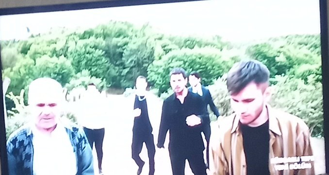 esracicen86's tweet photo. Halil Zeynep öldü gölge kenarında geldi 😲 Halil Zeynep kaybetme korkusu sardı 😲#SenMisin #RüzgarlıTepe https://t.co/lyiiu2bubQ