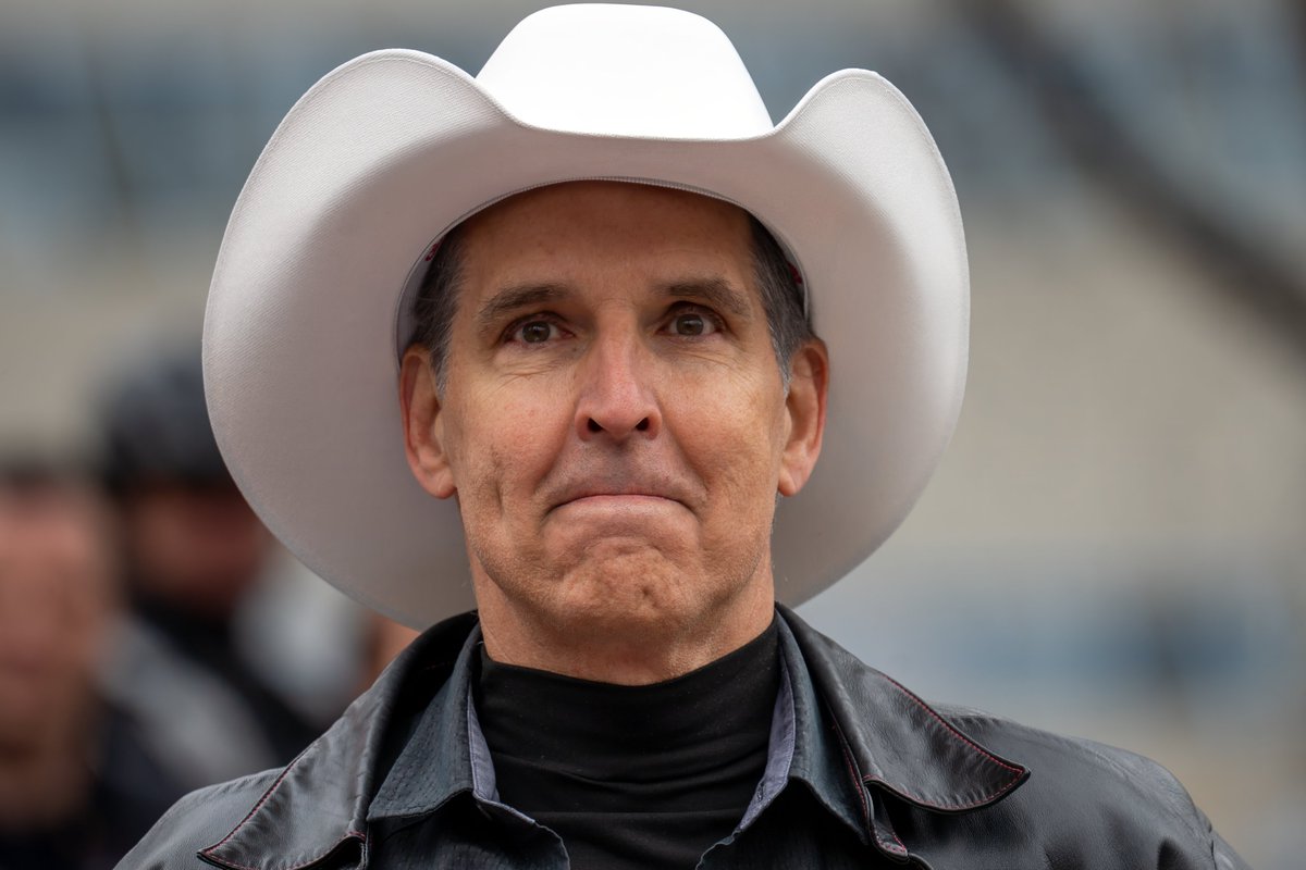 The @CalgaryExpo POW! Parade marshal was Spawn creator @Todd_McFarlane 🔥 Looks great in a white hat. He was born and raised here in Calgary. #CalgaryExpo #yyc #Spawn #ComicBooks