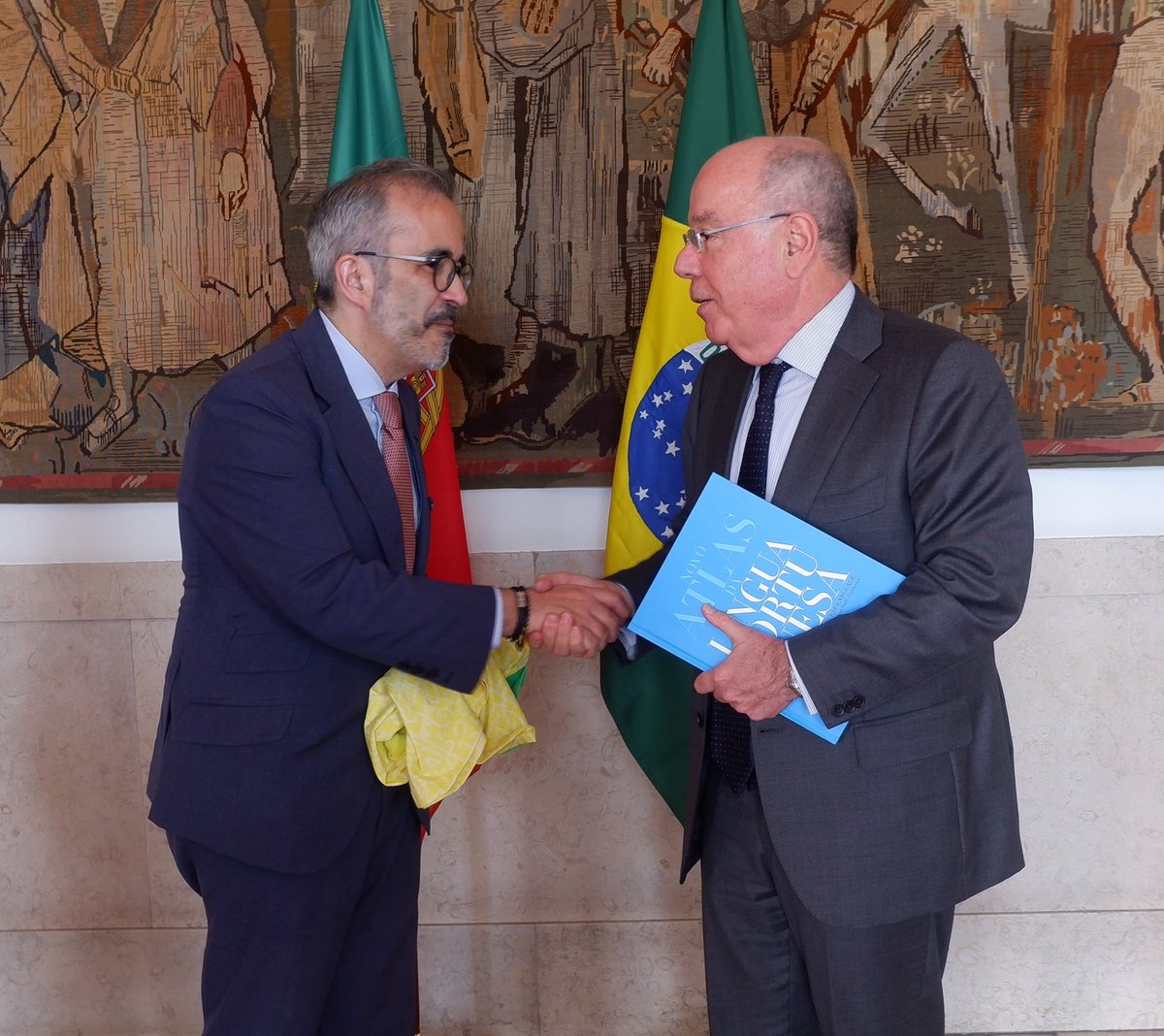 O Ministro Mauro Vieira 🇧🇷 foi recebido hoje em 🇵🇹 pelo MNE, @PauloRangel_pt . Trataram da agenda bilateral 🇧🇷-🇵🇹 e multilateral, além de @_CPLP, do acordo MERCOSUL-UE, da comunidade iberoamericana e, claro, da nossa participação no G20 a convite do Brasil.