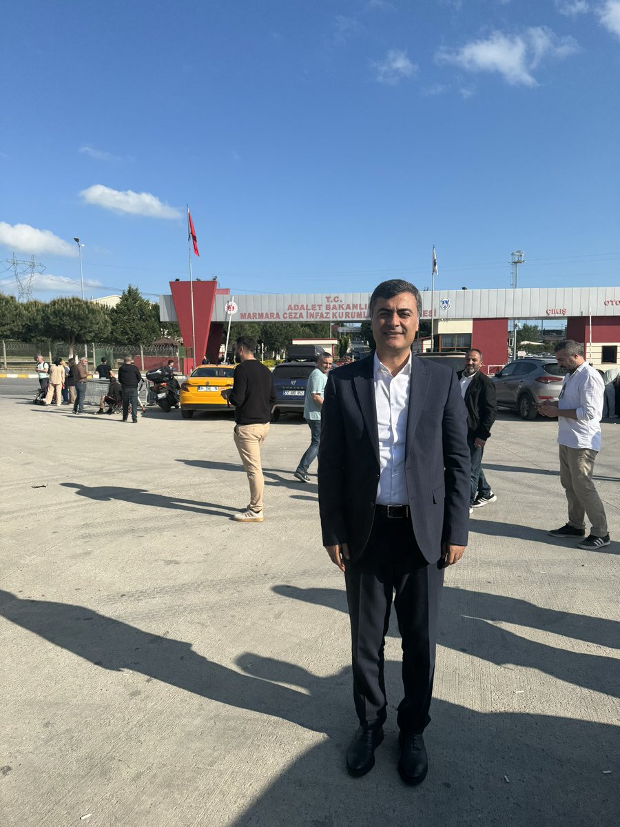 Önceki dönem Eş genel başkanımız Sn @hdpdemirtas Büyükşehir belediye eş başkanlarımız Sn @SelcukMizrakli ve Sn @BekirKayaVan yı Edirne ve Silivri C.evlerinde ziyaret ettim. Çok moralli, dirençli ve sağlıklıydılar. Tüm halkımıza içten selam ve saygılarını ilettiler.

İradelerine…