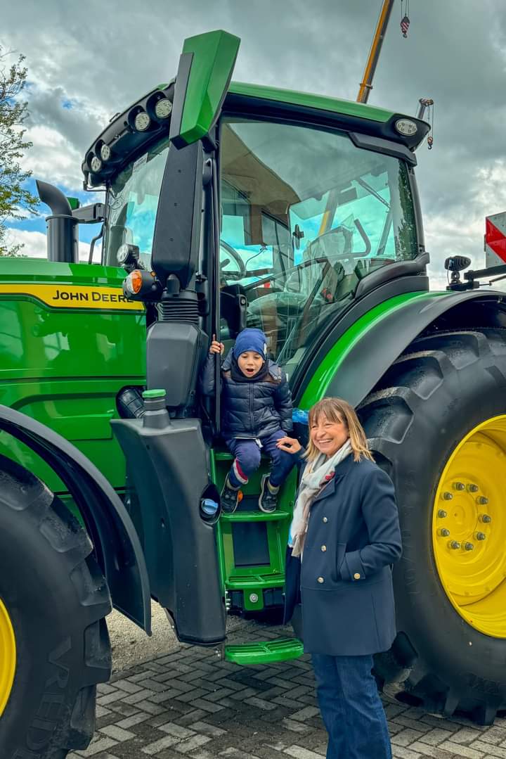 Chissà mai perché l'esemplare maschio umano, sin da piccolo, è affascinato dai trattori e dalle macchine agricole?? 🤔🤔