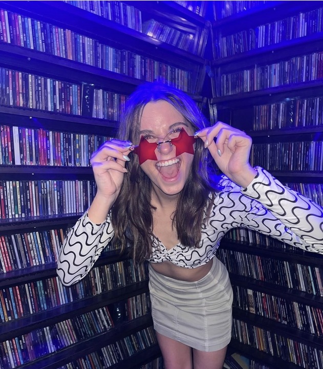 Strike a pose, starry-eyed concert goers! 🤩 We’re proud to be a part of your fun nights out. (in this case featuring our hall of records) 📸: Lily Long, @_lily_long_