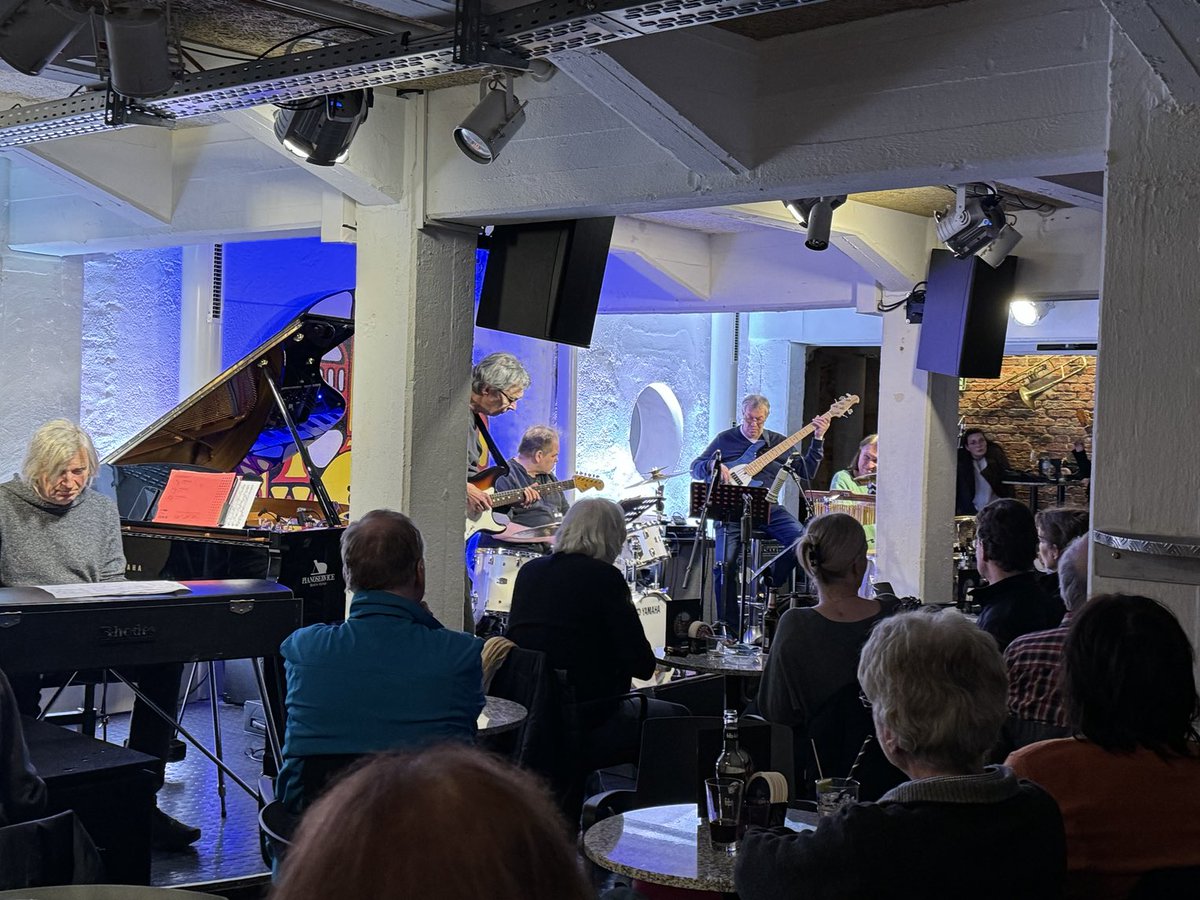 Jetzt #live: #AnsgarSpecht & Friends eröffnen den Konzertteil der #JamSession. Mal sehen, was nach dem ersten Set passiert, wenn die Bühne freigegeben wird - genügend Musikerinnen + Musiker sind jedenfalls im Publikum.