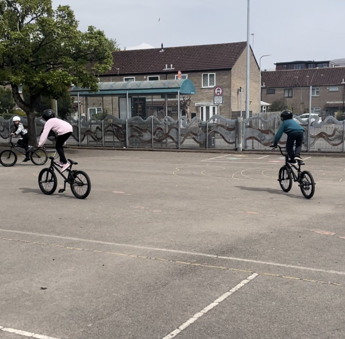Great to have Pro BMXer & National BMX Flatland Champion @MattiHemmings    @MSPSCardiff today teaching Y6 & Y5 stunts! They had an amazing day! @Fusion__Extreme @BritishCycling @smevsey