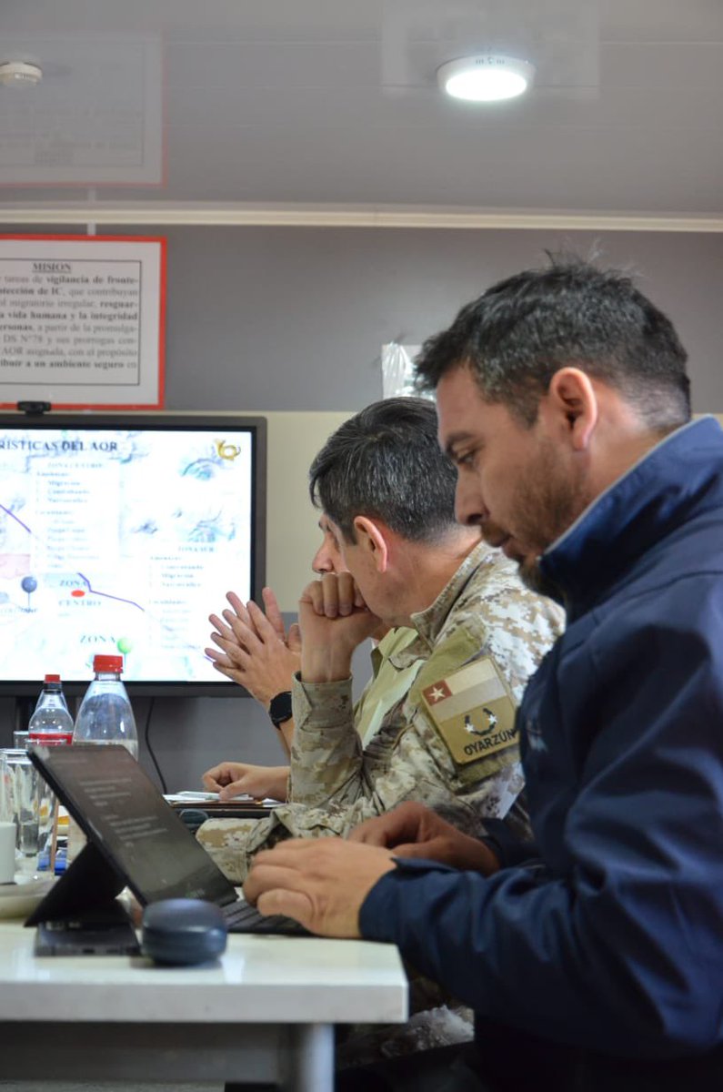 En #Colchane, subsecretario del Interior @DrManuelMonsalv, acompañado del DPR de #Tarapaca @dquinterosr, destacó la implementación de tecnología para poder realizar identificación biométrica en el complejo fronterizo.  @SubseInterior @AduanaCL @PDI_Tarapaca @CarabTarapaca