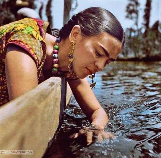 Fotografía de Frida Kahlo, a sus 30 años, mirándose en el lago de Xochimilco, México. C. 1937.