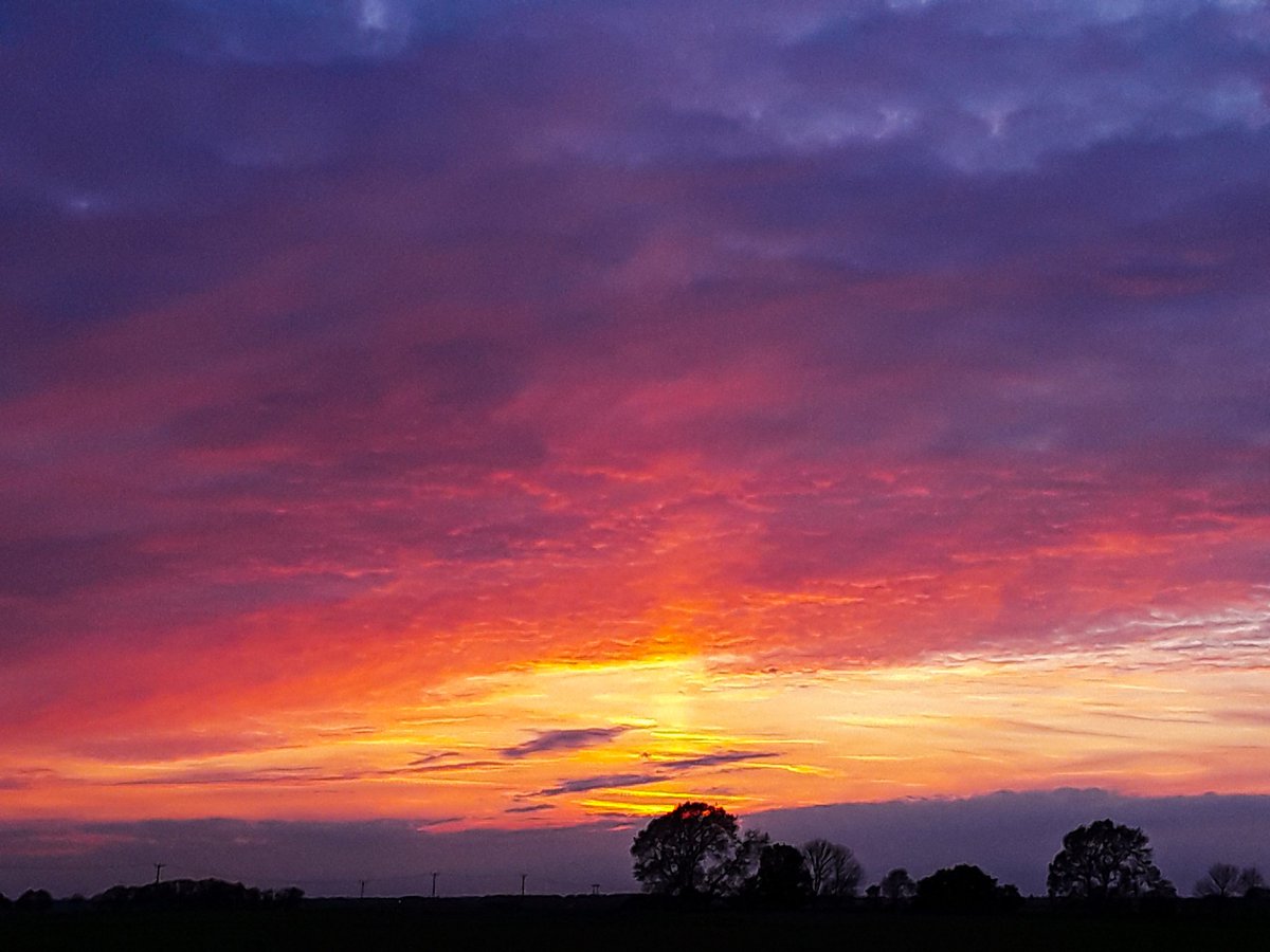 Lovely afterglow this evening with a slight sun pillar, #GoodNightTwitterWorld from the Fens @WeatherAisling @ChrisPage90 @itvanglia #afterglow