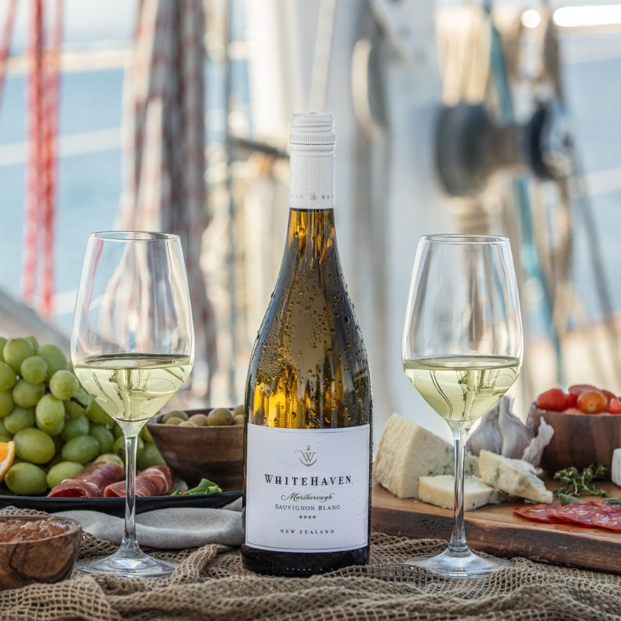 This weekend, indulge in the fresh sea breeze, the warm sunshine, and a crisp glass of Whitehaven Sauvignon Blanc🥂This is an elegant, crisp, and flavorful expression of Marlborough. Bright aromatic notes of green apple, grapefruit & lime zest open with every swirl in the glass!