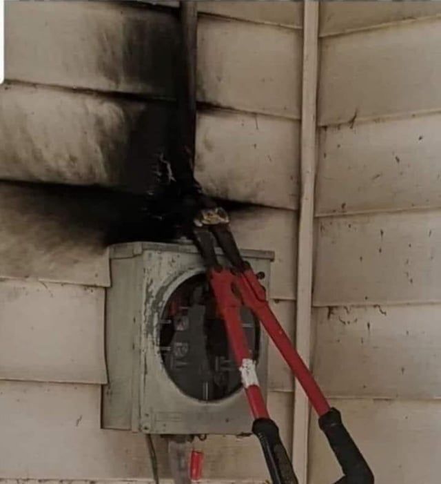 Were they trying to steal? Whatever was going on, it was cut off short! 😅 

#electrical #fail #safety #constructionfails #electrician #constructionDailyReports #Construction #contractors #builder #CDR #subcontractors #constructionworker #constructionmanager #generalcontractor