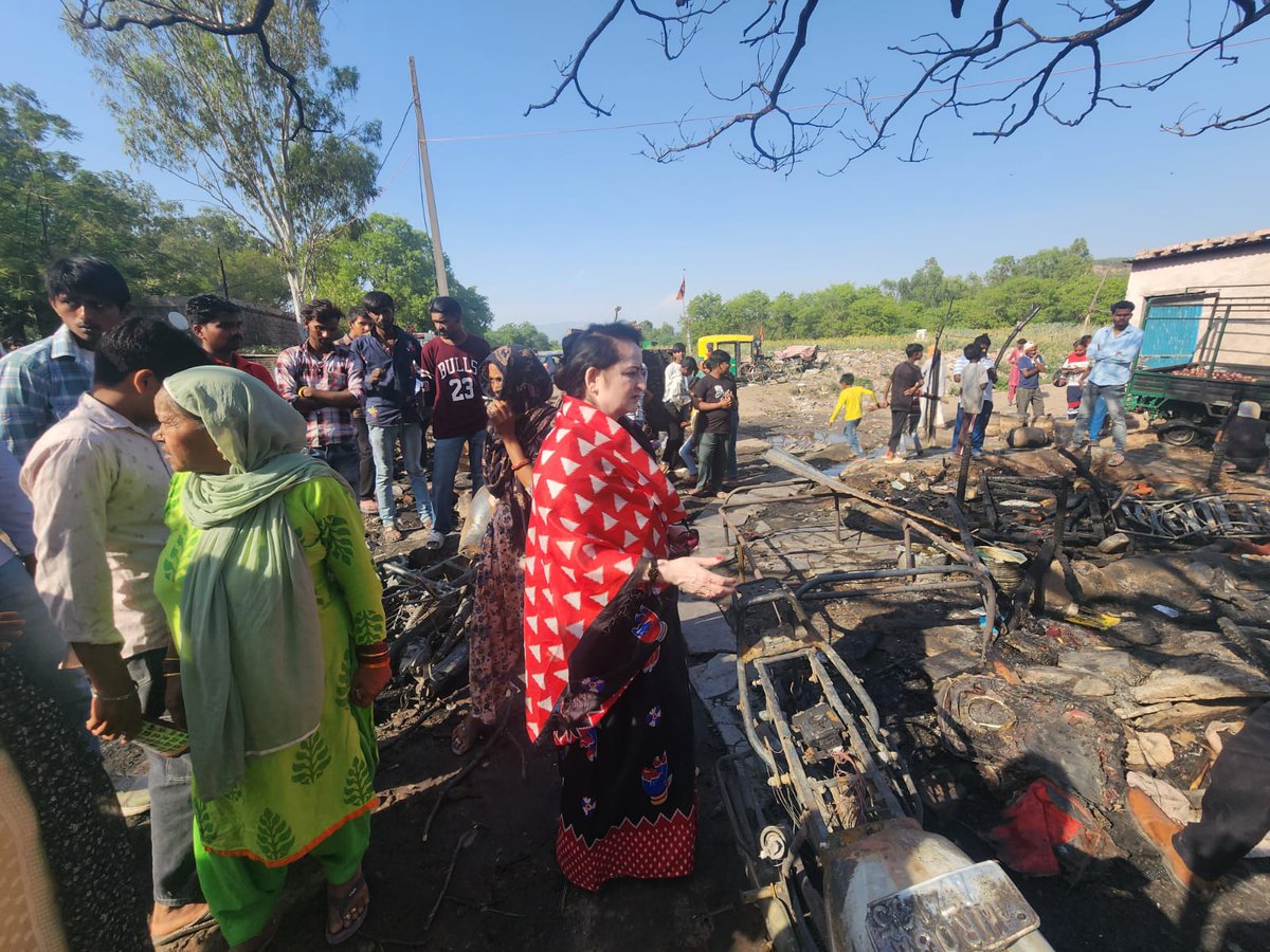 #पंचकूला के #खड़ग_मंगोली गांव में झुग्गियों में लगी आग का घटनास्थल पर जाकर मुआयना किया और पीड़ित परिवारों से  मिलकर उन्हें हर संभव मदद का भरोसा दिलाया।

इस कठिन समय में हरियाणा #महिला_कांग्रेस पीड़ित परिवारों के साथ है।
#panchkulanews 

#SudhaBhardwaj #Panchkula #haryana…