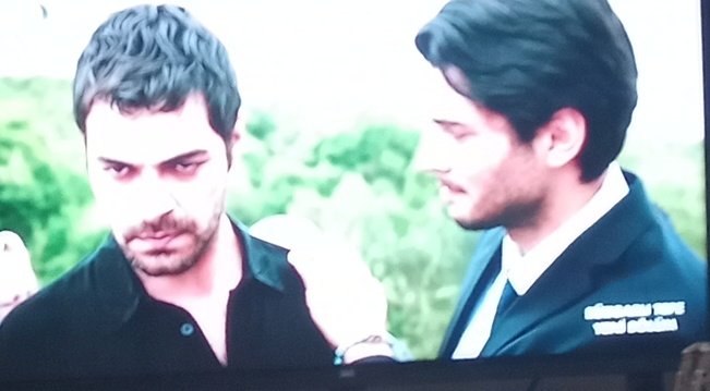 esracicen86's tweet photo. Eren Halil durdu 🖤 eren hâlil ": Halil Zeynep olmayabilir görme kardeşim "? diye Halil eren ": bırak bakacağım "? diye 😲 Halil Zeynep öldü sanıyorum şok oldu 😲 #SenMisin #RüzgarlıTepe https://t.co/i5QRYMmGXy