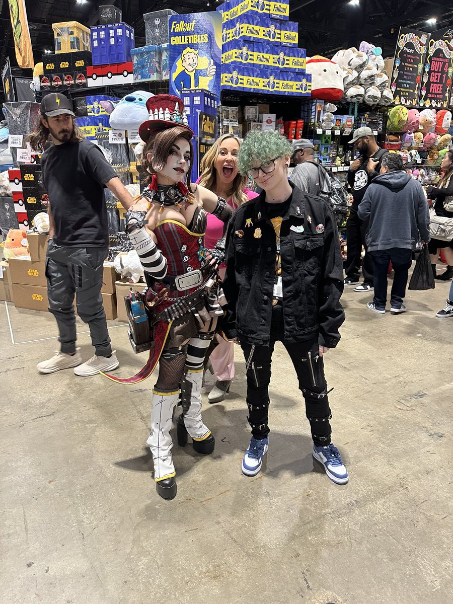 I don’t even care that it’s a face reveal, I just have to share this. Tara Strong just photobombed me as I got a picture with Moxxi. I’m not crying I swear. @tarastrong 

#C2E2 #facereveal