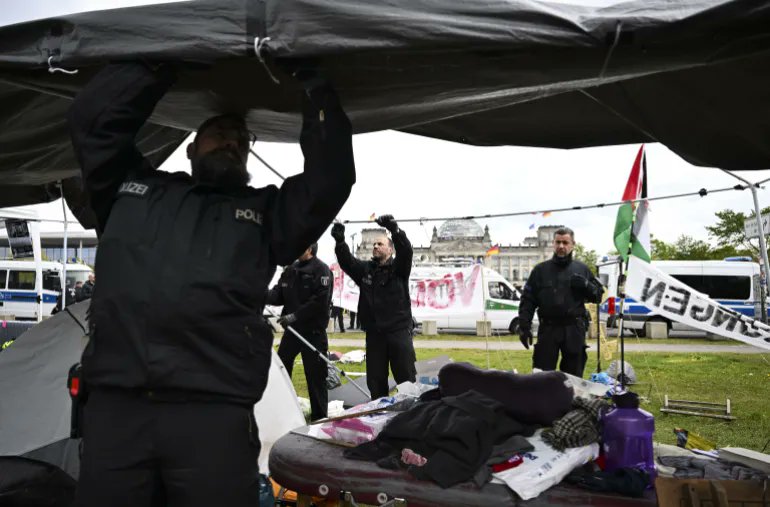 أزالت الشرطة الألمانية مخيم اعتصام مؤيد للفلسطينيين أقامه نشطاء خارج مبنى البرلمان في برلين لمطالبة الحكومة بوقف صادرات الأسلحة إلى إسرائيل، وإنهاء تجريم حركة التضامن مع الفلسطينيين.. وأزالت الشرطة الخيام وأبعدت المتظاهرين بالقوة، وأغلقت المنطقة المحيطة لمنع وصول محتجين آخرين 