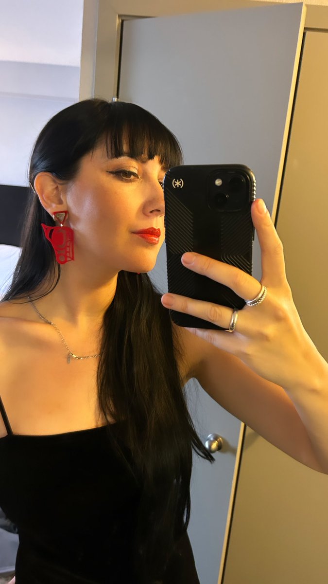 wearing some stunning wolf earrings by Gitxsan/Nisga’a artist Jaimie Davis to the National Newspaper Awards tonight! The story we were nominated for was about a Nisga’a totem pole being rematriated from Scotland: thenarwhal.ca/stolen-totem-p…
