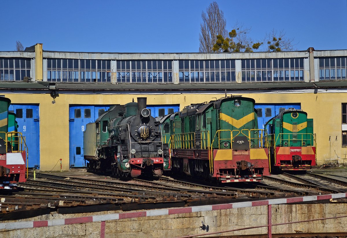 Steam locomotive Er787-46 and diesel locomotives ChME3-5299 and ChME3-1107 at the Darnytsia depot. 8.04.2018

#UkrainianRailway #DieselLocomotive #Steam #SteamLocomotive #SteamEngine #turntable #RailwayPhotography #railways_of_our_world #Trainspotter #Railfan #Railfanning #Rail