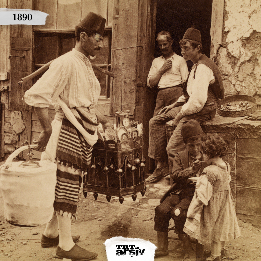 Sıcak havalarda serinlemenin en lezzetli yolu “dondurma”. 🍦 1890’larda seyyar bir dondurmacı. #TRTArşiv