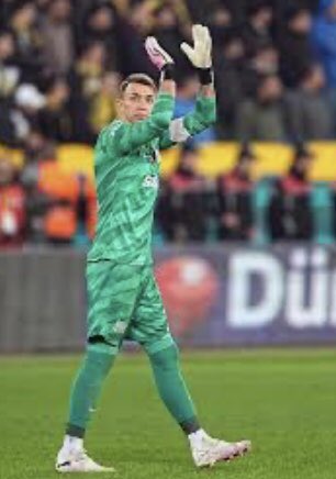 Ömürboyu sözleşme @1_Muslera_25 @GalatasaraySK iyi ki Galatasaraylıyım oley oley oley 💛❤️