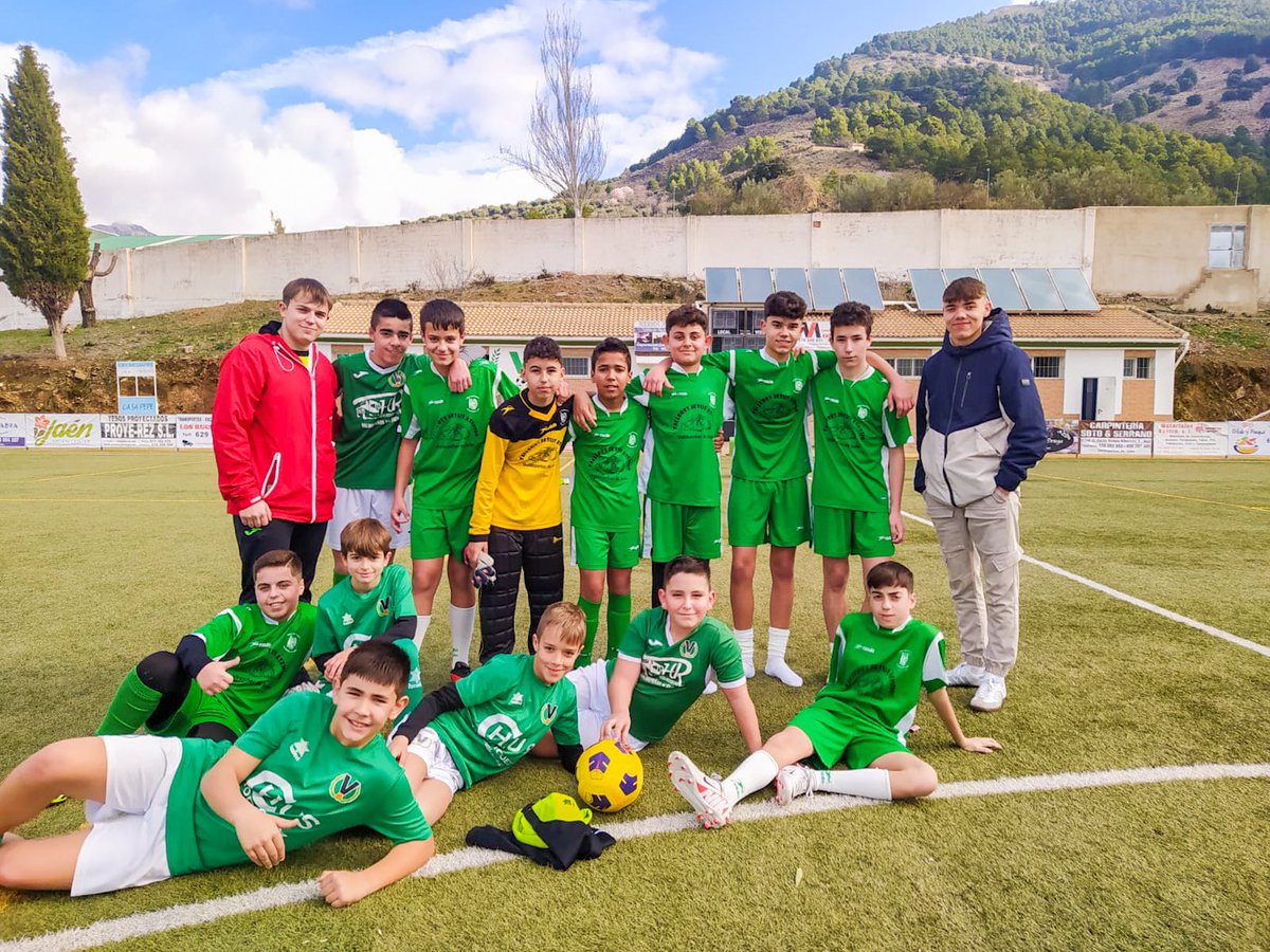 Con la victoria cosechada en la tarde de hoy en Alcaudete, el equipo infantil se proclama campeón de la liga de Adsur. 

¡Enhorabuena, chicos! 💚