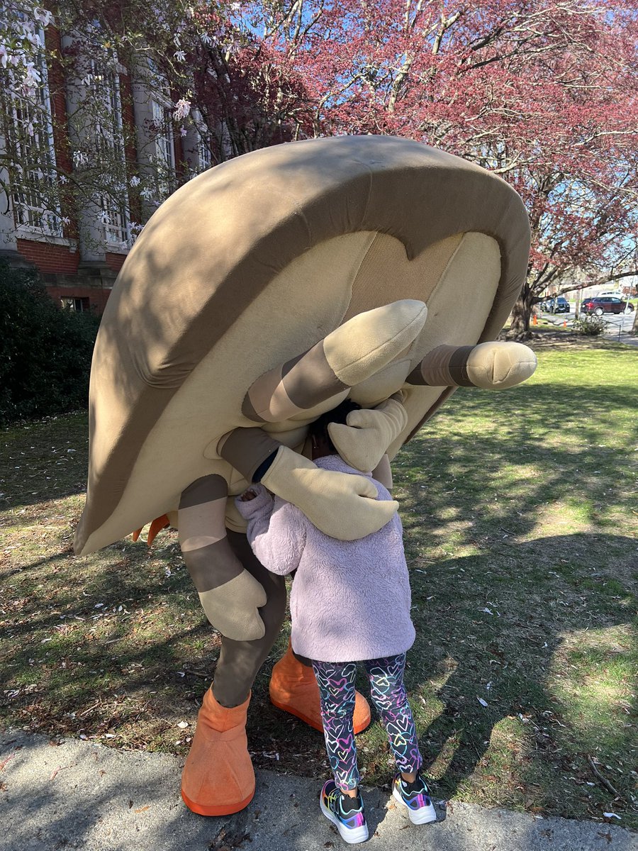 Rhodes enjoyed Fist Pump Friday with the Cranston Police Department! Thank you, Officers! & of course Crusty joined us also! The best way to start a Friday! 😎 #RhodesUnited #Crustythehorseshoecrab #FistPumpFriday #CranstonPride #communitypartners