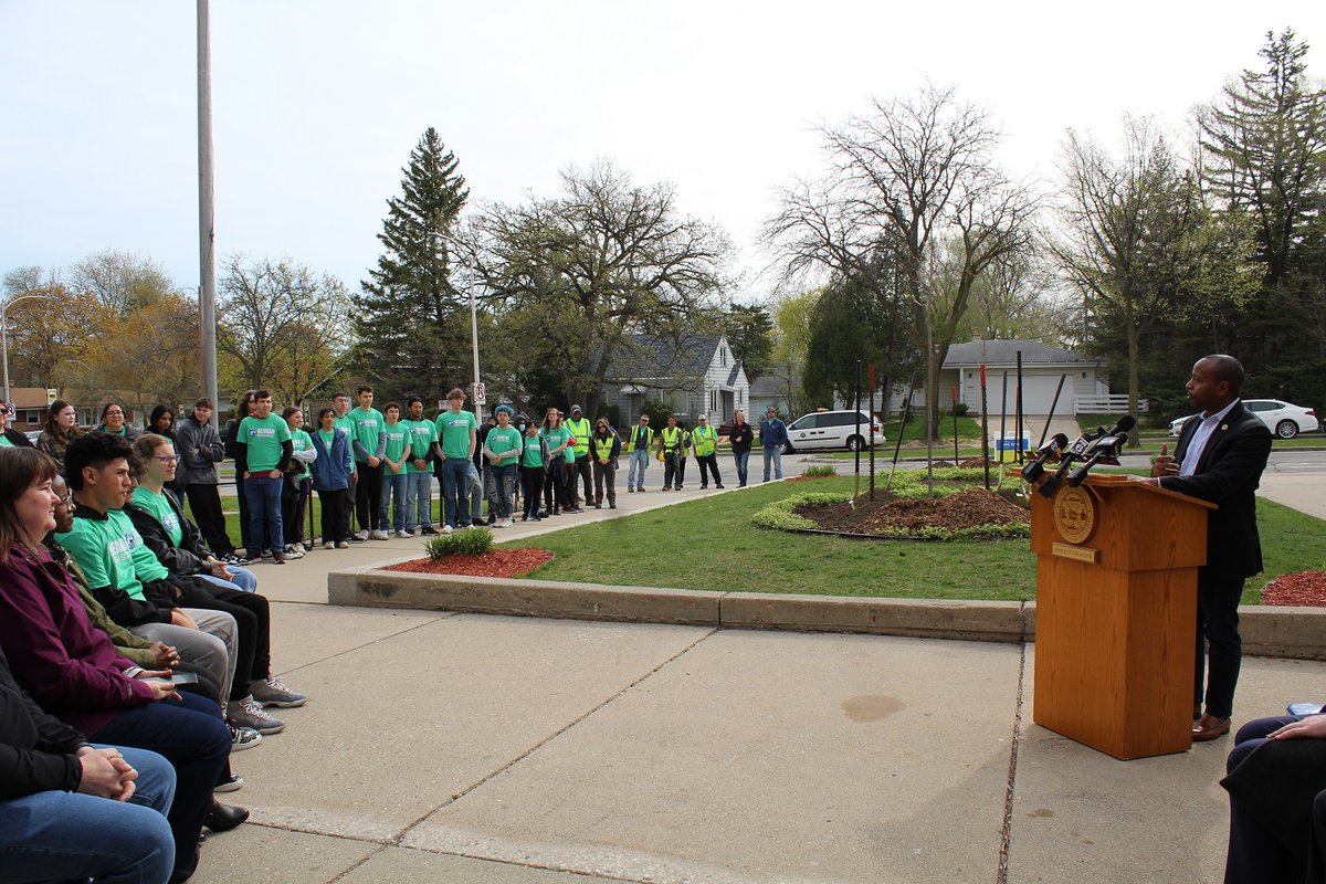 Happy #ArborDay @cityofmilwaukee! @MayorMKE, @AldermanSpiker, @peterformke, and our DPW Forestry Services staff celebrated with @MilwaukeeMPS at Reagan High School with a fun filled event including tree planting and climbing demonstrations.