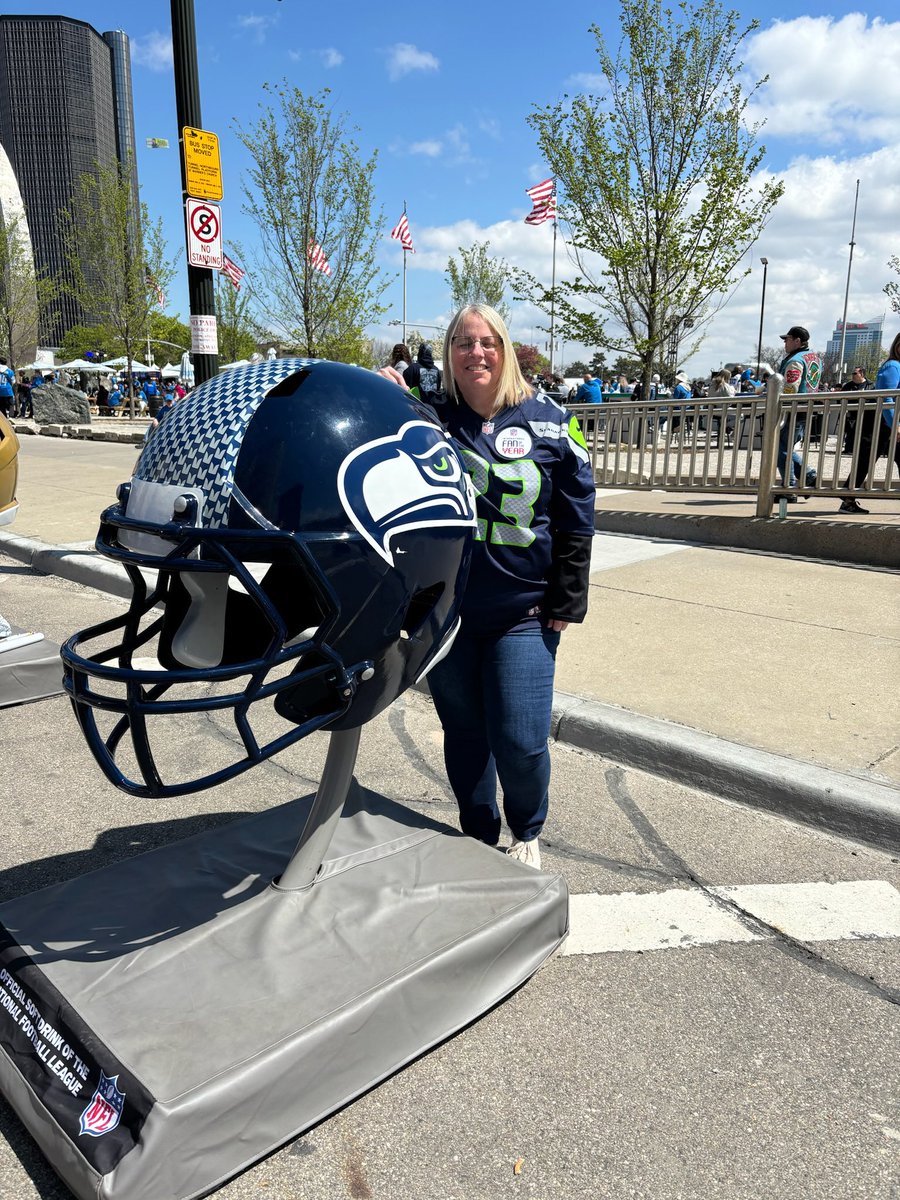 Checking in on Lori, the @Seahawks #InternationalFanoftheYear winner, at the #NFLDraft  - yep, she’s having the time of her life!! #12North