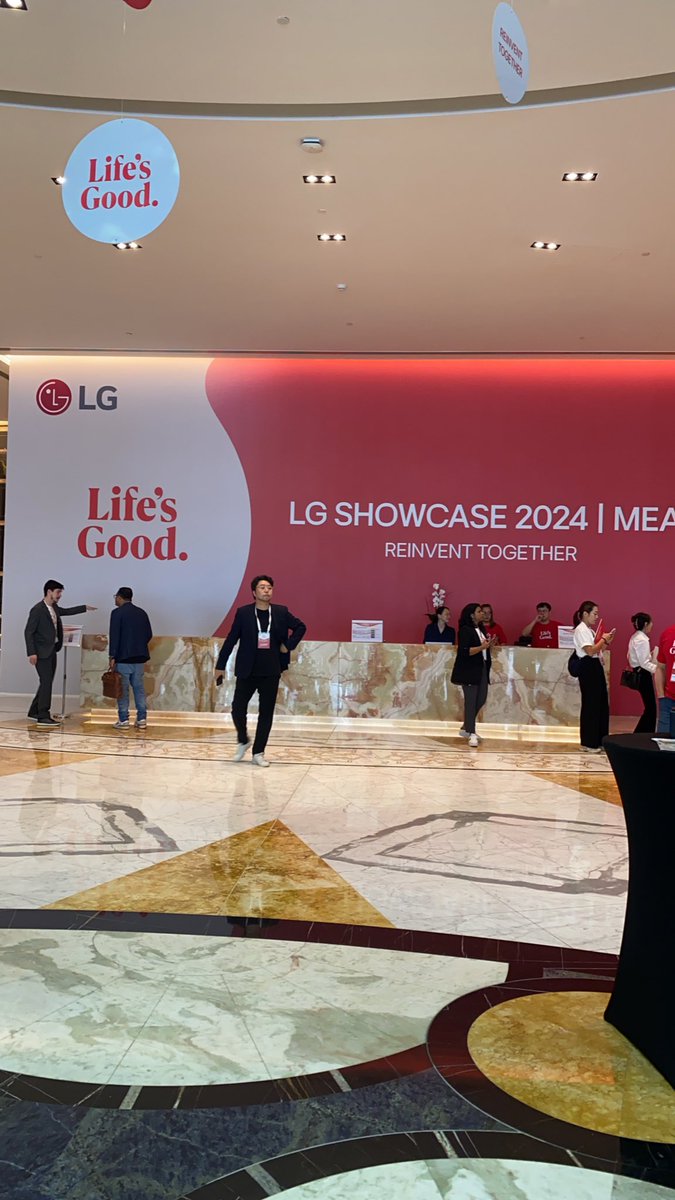 كشفت شركة LG في مؤتمر #LGShowcase2024 بمدينة أبوظبي الغطاء عن تقنيات جديدة لمنتجاتها 
شاشات:
OLED M هي أول شاشة لاسلكية 120 في العالم
 مكيفات: 
الآن باستطاعتك تحديد مقدار استهلاك الكهرباء 
غسالات:
بالذكاء الاصطناعي تستطيع التعرف على نوع الملابس لتختار لك نوع الغسيل
 #Ad #LGSaudi