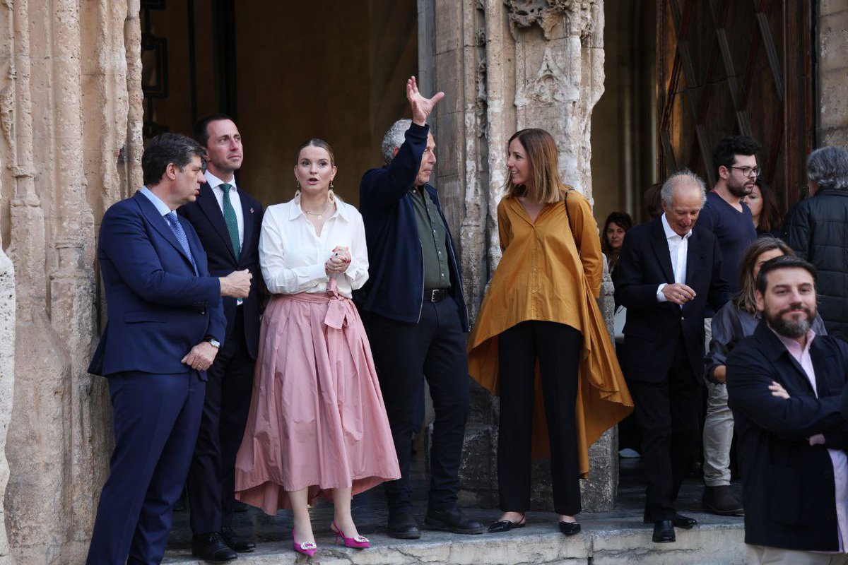 Julian Opie, a la Llotja de Palma 😍 Ja està inaugurada la proposta del reconegut artista britànic a la ciutat ✨👀🚶🏽‍♀️‍➡️ El president del @ConselldeMca, @Ll_Galmes, i la vicepresidenta i consellera de Cultura i Patrimoni, @AntoniaRoca, ja l’han visitat 😍