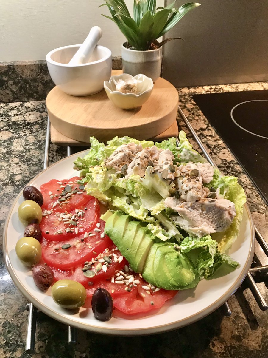 Look at my mahoosive Caesar salad + other salady things. Homemade dressing and everything!

#LowCarb #LowSugar