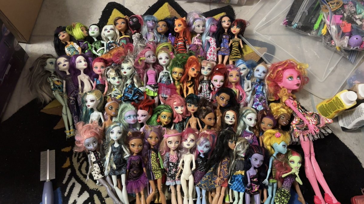 SALES POST 
hi guys im selling these dolls! im looking to sell in bundles so 3-5 dolls all together ill be taking payment thru paypal! im gonna go to the post office maybe today / tmr!