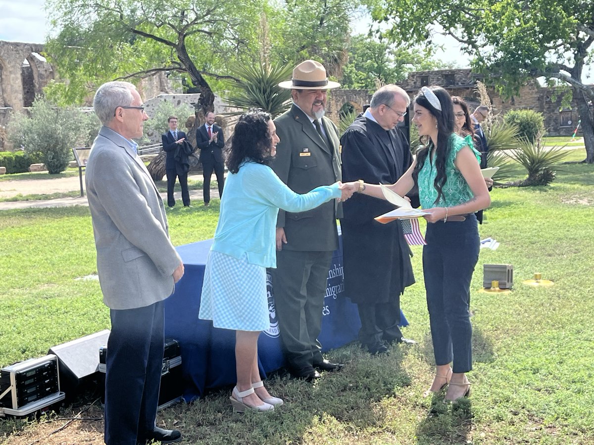 It was an exciting day for 15 people as they became #NewUSCitizens during a #NationalParkWeek naturalization ceremony on #EarthDay! @USCIS Chief of Staff Felicia Escobar Carrillo & @NatlParkService  Director Chuck Sams were among the first to congratulate our newest Americans! 🎉