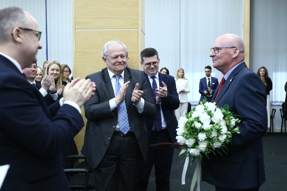 W @PK_GOV_PL odbyła się dziś wyjątkowa uroczystość. Miałem zaszczyt wręczyć nominacje i powołania na stanowiska asesorskie i prokuratorskie, a także uhonorować medalem “Zasłużony dla Prokuratury Rzeczypospolitej Polskiej” niezłomnego prokuratora, pana Krzysztofa Parchimowicza