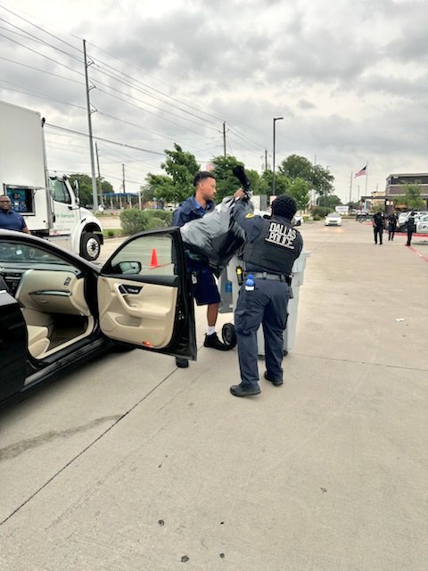 RedbirdDPD's tweet image. #NationalVolunteerWeek ROC assiting @FrostBank -RedBird at Frost Bank's Shred it event. Shredding the love for the community.  @DallasPD @DPDCA