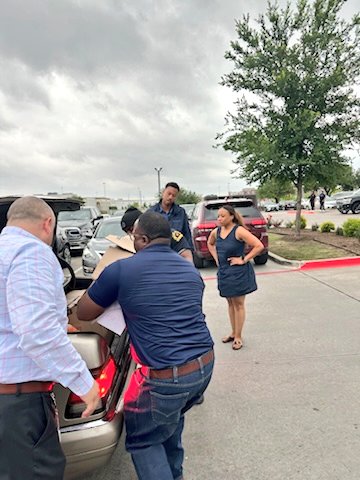 RedbirdDPD's tweet image. #NationalVolunteerWeek ROC assiting @FrostBank -RedBird at Frost Bank's Shred it event. Shredding the love for the community.  @DallasPD @DPDCA