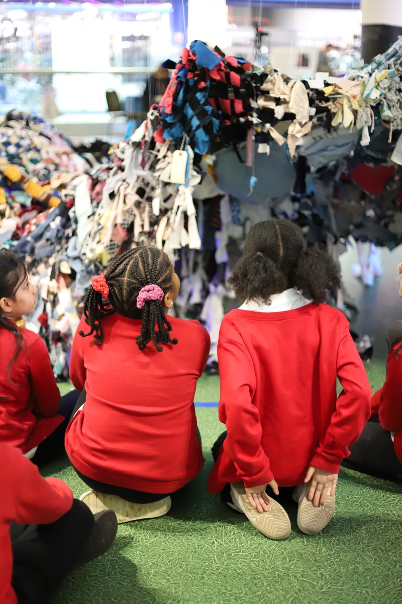 271 pupils from 9 primary schools have already visited #WeavingOutWaste at @SouthsideSW18 to explore the textile river they helped to weave and take part in workshops in the space - another 21 visits are planned before the exhibition closes! 🌎