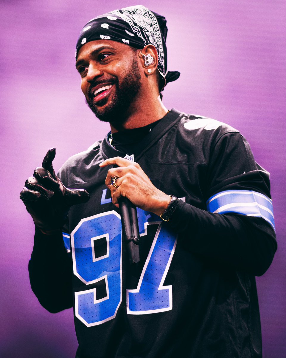 Hey @BigSean please follow me on Instagram @isayhah so I can tag you in these nice photos I took of you at the draft yesterday 😭🤝🏾 #NFLDraft