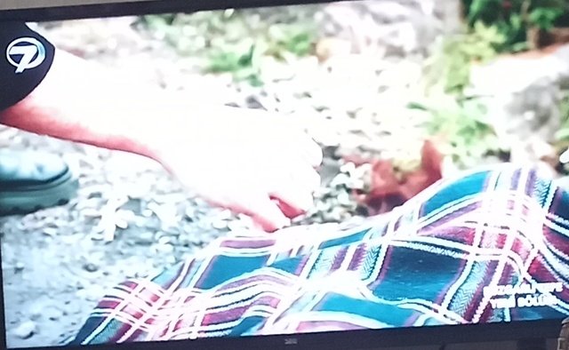esracicen86's tweet photo. Halil Zeynep öldü sanıyorum cesedi yüzüne bakmıyor Zeynep yaşıyor 🥺😲 Zeynep": Halil ne yapıyor burada "? diye 😲#SenMisin 💔🖤#RüzgarlıTepe https://t.co/bbQpv51POB