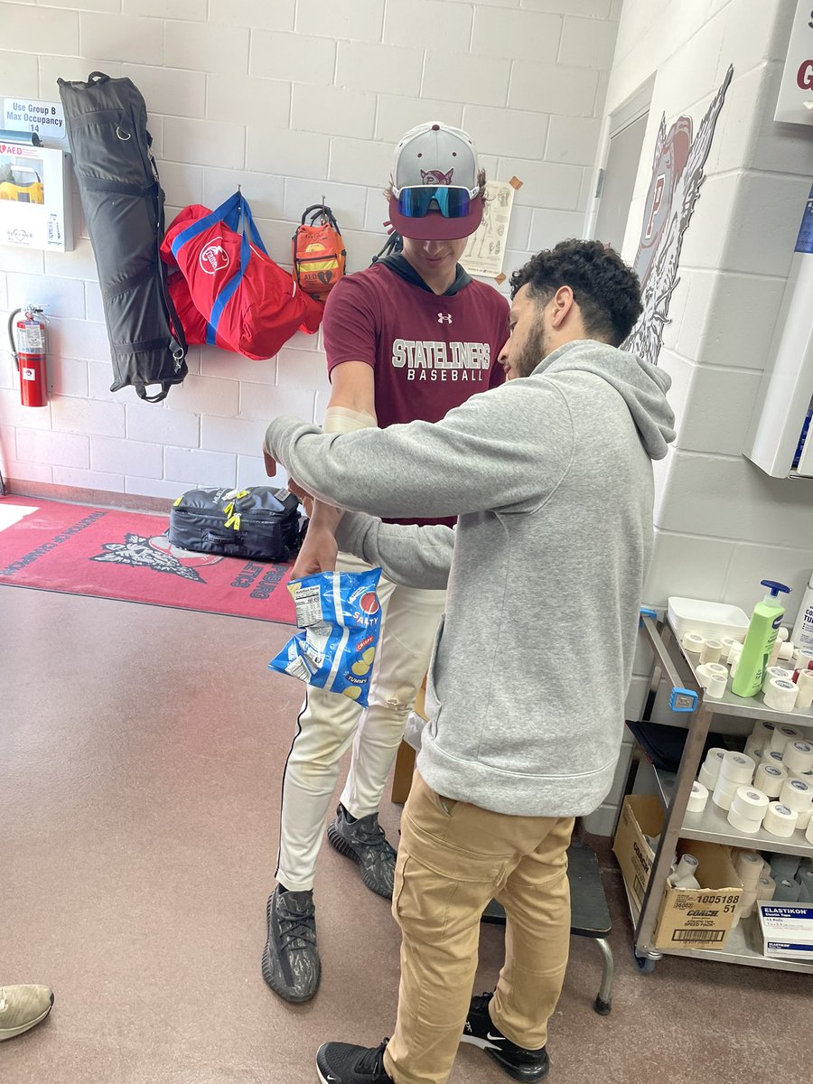 A special Friday edition of #stuffmyathletessay /do …  when you need something taped but also can’t(be bothered to) take your hand out of the bag of chips … and “Dana do you have scissors ? Someone zip tied my shoes together” #pureentertainment #athletictraining #goliners