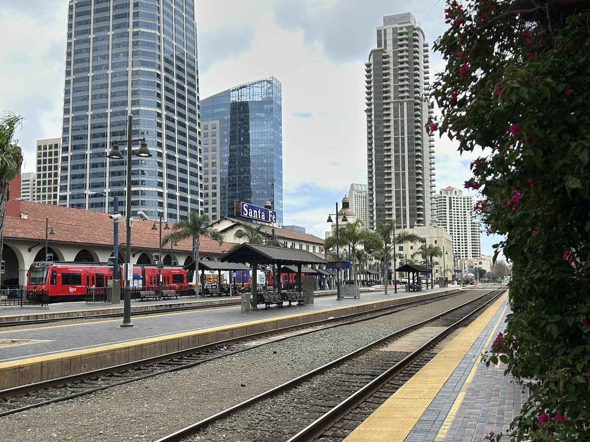 One of America’s most pleasant train platforms may be found at San Diego’s Santa Fe Station, where the Amtrak Surfliner, Coaster (commuter rail), and the MTS Trolley (light rail) blue and green lines converge.