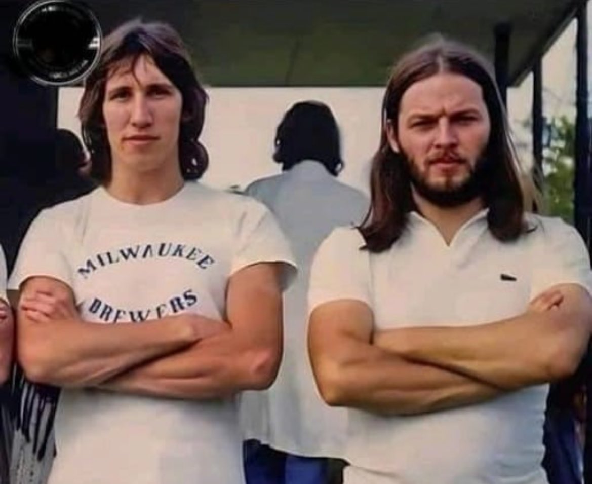 Una rarissima ed introvabile foto di #EllySchlein  quando faceva il bassista dei Pink Floyd.
Intruabbele 😎