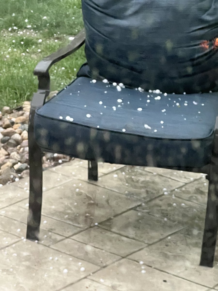 Pea and marble sized hail in Papillion…⁦<a href="/NWS/">National Weather Service</a>⁩ ⁦⁦<a href="/SarahFiliTV/">Sarah Fili</a>⁩ <a href="/RustyLord/">Rusty Lord WOWT</a>⁩
