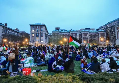US universities like @Columbia are cracking down on Palestine protests—mass suspensions, evictions from campus housing & arrests of students, faculty, legal observers & journalists. College should engage students & not quash peaceful protest. New from @hrw hrw.org/news/2024/04/2…