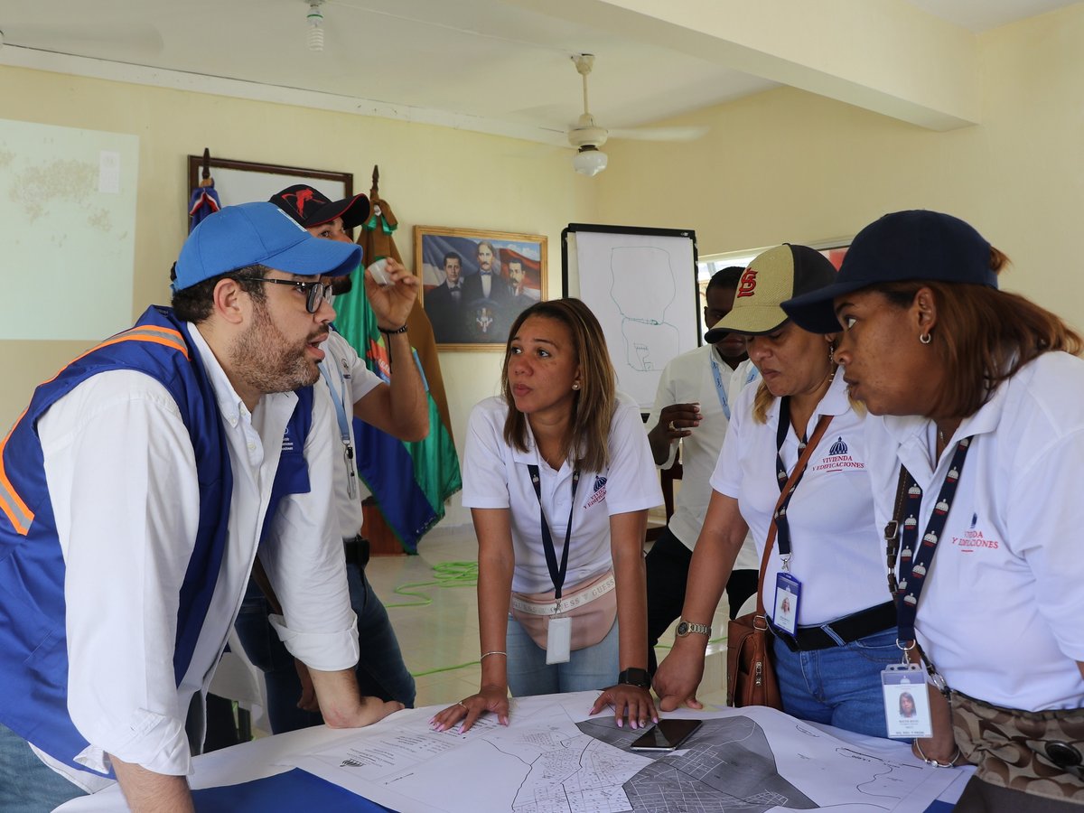 Cuando la pobreza, la desigualdad y las catástrofes convergen, ponen a prueba la resiliencia de las comunidades. He aquí algunas lecciones de gestión basadas en el #DesarrolloHumano tras el paso del huracán Fiona en la República Dominicana: go.undp.org/ZZK